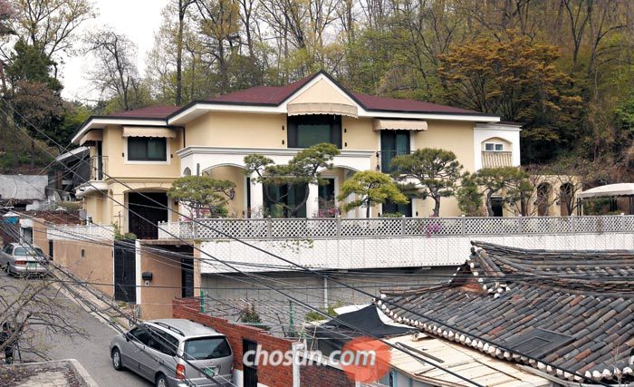 21일 박근혜 전 대통령이 이사하려고 구입한 서울 서초구 내곡동 주택의 전경. 2008년에 지어진 이 집(지상 2층·지하 1층)은 헌릉로 왕복 8차선 도로에서 100m쯤 안쪽으로 들어가 있어 한적한 편이며, 집 뒤쪽으로는 구룡산으로 이어지는 산길이 나온다.
