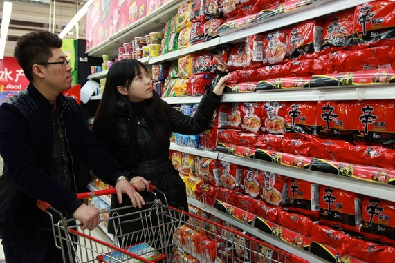  상하이 대형마트에서 중국 소비자들이 신라면을 살펴보고 있다. /농심 제공