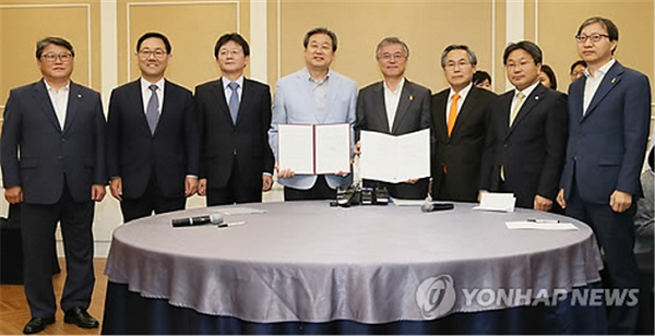 새누리당 조원진 여당간사(왼쪽부터), 주호영 공무원연금개혁특위 위원장, 새누리당 유승민 원내대표, 김무성 대표, 새정치민주연합 문재인 대표, 우윤근 원내대표, 강기정 야당 간사, 김성주 의원이 2015년 5월2일 국회에서 '공무원연금 개혁 및 국민연금 강화를 위한 양당 대표 합의문'을 발표하고 있다./연합뉴스