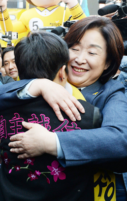 심상정 후보가 27일 서울 성신여대 앞에서 유세 도중 ‘성소수자 모임’ 소속 학생을 끌어안고 있다.
