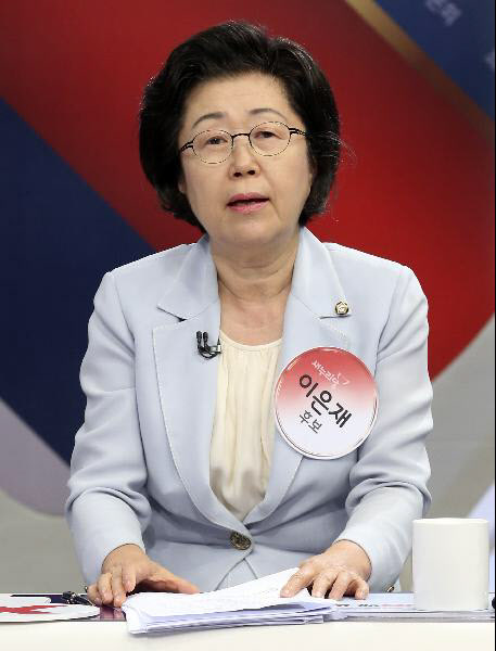http://news.chosun.com/site/data/html_dir/2017/04/28/2017042801567.html 이은재 의원, 바른정당 탈당해 한국당 복귀…유승민 사퇴 압박 거세져 ...