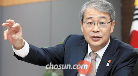 임종룡 금융위원장은 박근혜 정부에서 기업 구조조정과 금융 개혁 작업을 총지휘했다. 