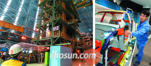 최근 완공한 포스코 광양제철소 제7CGL(용융아연도금강판) 공장에서 한 직원이 용융아연도금강판이 만들어지는 과정을 지켜보고 있다(왼쪽 사진). 