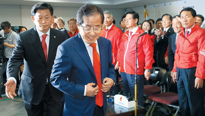 홍준표 자유한국당 대선 후보가 9일 밤 서울 여의도 당사 개표상황실에서 패배를 인정하는 발언을 한 뒤 당사를 떠나고 있다.