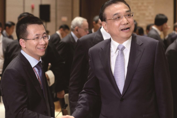  장이밍 진르터우탸오 CEO(왼쪽)가 지난해 3월 보아오포럼에서 리커창 중국 총리와 악수하고 있다./사진=진르터우탸오