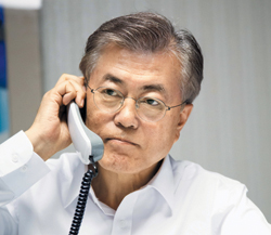 문재인 대통령이 10일 밤 서울 홍은동 자택에서 미국 도널드 트럼프 대통령과 통화하고 있다.