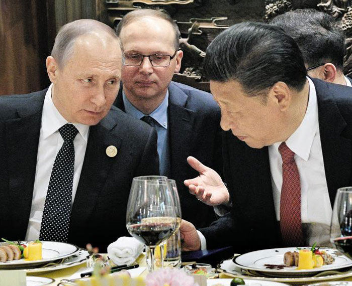 14일(현지 시각) 중국 베이징 국빈관인 댜오위타이에서 시진핑(오른쪽) 국가주석과 블라디미르 푸틴(왼쪽) 러시아 대통령이 아침 식사를 겸한 정상회담을 하고 있다.