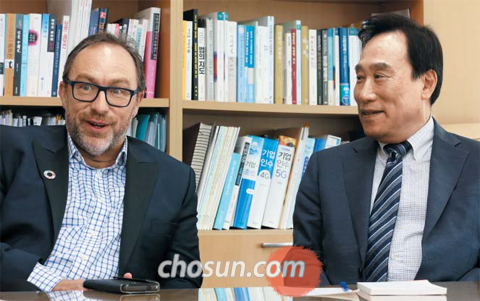 15일 김광두(오른쪽) 서강대 석좌교수와 대담한 위키피디아 창업자 지미 웨일스는 “진실을 감지하는 능력 등은 아직 인공지능보다 인간이 훨씬 앞선다”고 강조했다.