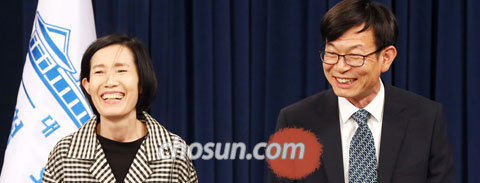 김상조(오른쪽) 신임 공정거래위원장 후보자와 피우진 신임 국가보훈처장이 17일 청와대 춘추관에서 기자들의 질문을 받으며 웃고 있다.