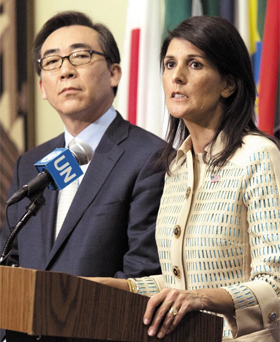 니키 헤일리(오른쪽) 유엔 주재 미국 대사와 조태열 한국 대사가 16일(현지 시각) 미국 뉴욕 유엔 본부에서 열린 안전보장이사회 회의 전 기자회견을 하고 있다.