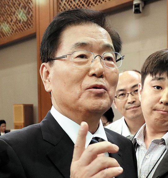 정의용 신임 청와대 국가안보실장이 21일 청와대 춘추관에서 기자들의 질문에 답하고 있다.