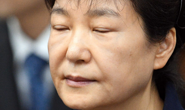23일 서울중앙지법 재판에서 눈을 감고 앉아 있는 박근혜 전 대통령./연합뉴스