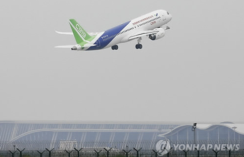 중국이 자체제작한 중형 여객기 C919가 이달 5일 상하이의 푸둥공항에서 시험비행하고 있다. /연합뉴스