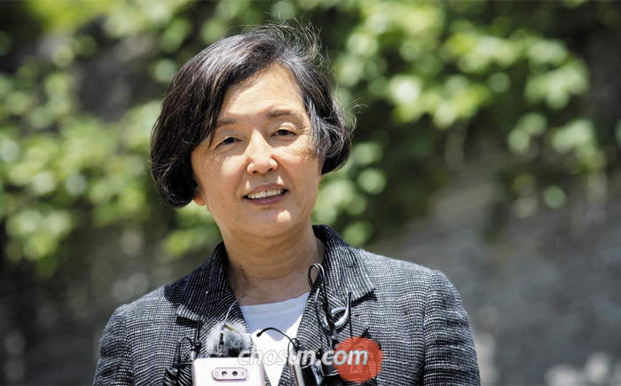 26일 이화여대 신임 총장으로 선임된 김혜숙 교수가 서울 서대문구 이대 법인행정동 앞에서 취재진의 질문을 받고 있다. 김 총장은 이날 본지 인터뷰에서 “학사 관리·인사 평가 등에 주관이 개입될 수 없는 학내 시스템을 만들어 특혜 문제가 다시는 발생하지 않게 하겠다”고 밝혔다.