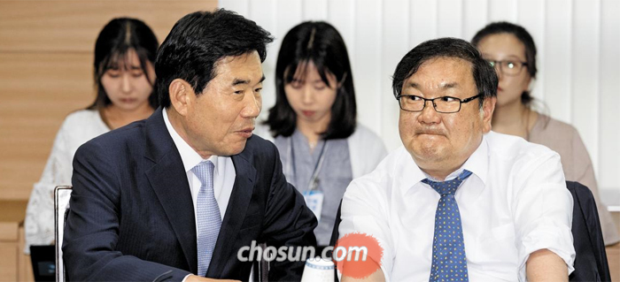 김진표(왼쪽) 국정기획자문위원회 위원장과 김태년 부위원장이 30일 서울 통의동 위원회 회의실에서 열린 ‘공공 부문 일자리 81만개 창출’ 관련 정부 부처 합동 업무 보고에 참석해 대화를 나누고 있다.