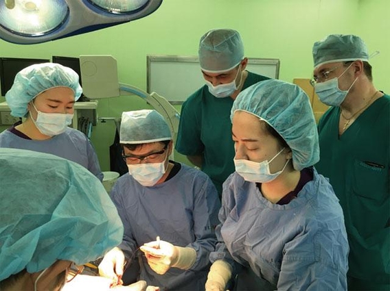 카자흐스탄 의료진이 베스티안병원에 방문해 화상 수술을 참관하고 있다. /베스티안재단 제공