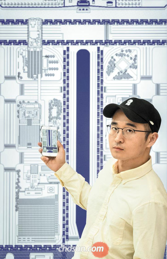 지난 29일 만화가 선우훈씨가 전시용 웹툰‘가장 평면적인 것이 가장 정치적인 것이다’앞에 섰다.