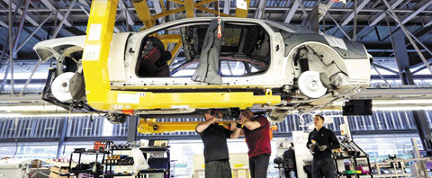 영국 굿우드의 롤스로이스 공장에서 노동자들이 자동차를 조립하는 모습.