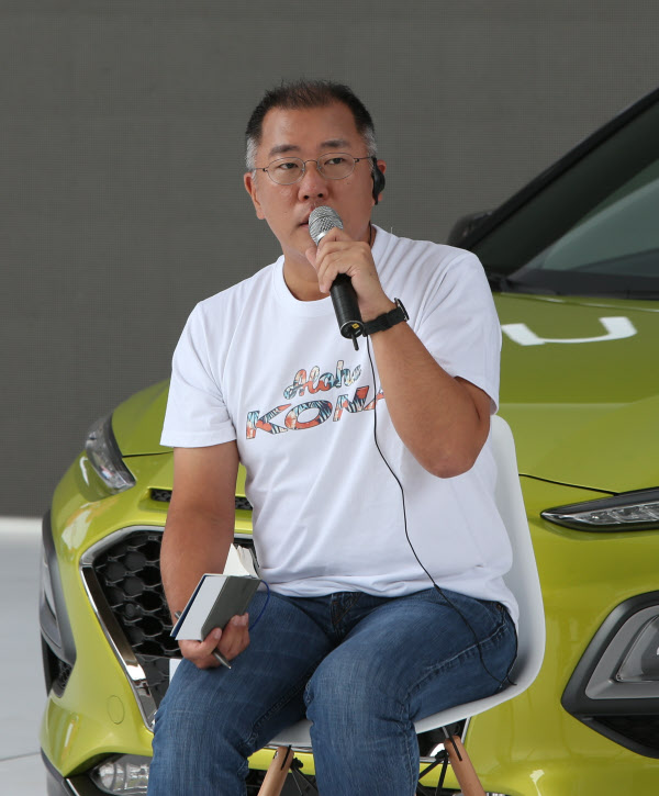 정의선 현대자동차 부회장이 소형 SUV '코나'를 최초 공개하고 기자들의 질문에 답변하고 있다./연합뉴스