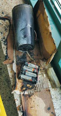13일 오전 서울 연세대 공학관에서 발견된 사제(私製) 폭탄.