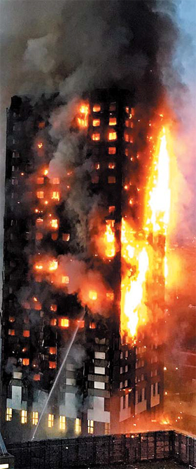 런던의 '타워링'… 600명 사는 24층 아파트 덮친 '대참사' - 14일 오전(현지 시각) 영국 런던 서부 지역의 24층 아파트 ‘그렌펠 타워’에서 대형 화재가 발생해 최소 6명이 사망하고 79명이 부상했다고 런던 소방 당국이 밝혔다. 불은 2층에서 처음 났고, 빠른 속도로 지은 지 40년이 넘은 노후한 건물 전체로 번졌다. 아파트에는 최대 600여 명이 거주하는 것으로 알려졌지만, 많은 사람이 빠져나오지 못해 희생자는 더 늘어날 것으로 보인다. 화재 원인은 아직 밝혀지지 않았다.