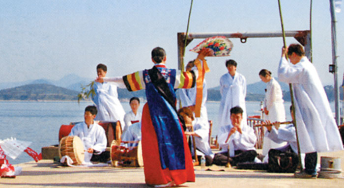 경남 통영 죽도의‘남해안 별신굿’.