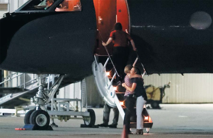 지난 13일 밤 북한 억류 17개월 만에 혼수상태로 풀려난 오토 웜비어(22)가 탑승한 비행기가 오하이오주 공항에 도착한 가운데 가족으로 추정되는 여성 2명이 비행기 출입구 앞에서 부둥켜안고 울고 있다.