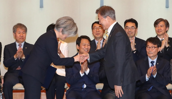  문재인 대통령이 18일 청와대에서 강경화 외교부 장관에게 임명장을 수여하고 있다. /사진=연합뉴스.