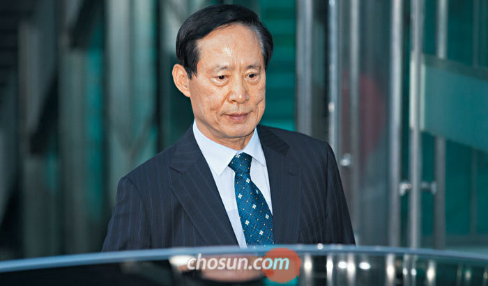 송영무 국방부 장관 후보자가 19일 서울 용산구 국방컨벤션센터에 있는 후보자 사무실에서 퇴근하고 있다.
