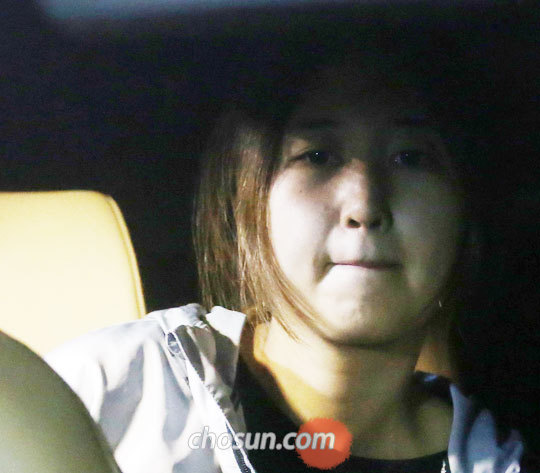 20일 밤 최순실(61)씨의 딸 정유라(21)씨가 두 번째 구속영장이 기각된 후 차를 타고 서울 중앙지검 청사에서 나오고 있다.