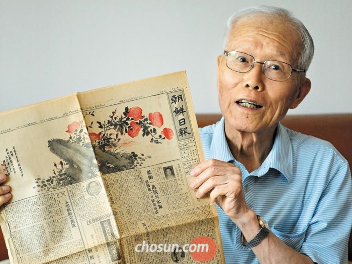 올해 82세인 조선일보 독자 정운혁씨가 조선일보 지령 1만호(1955년 3월 23일)를 들고 있다. 그에겐 스무 살 대학 신입생 시절의 추억이 고스란히 담긴 ‘보물’이다.