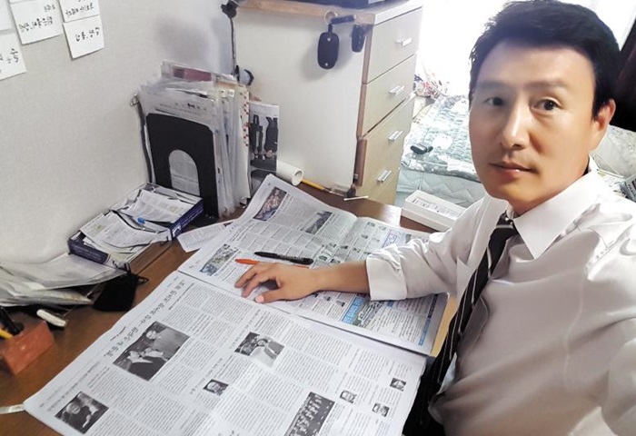 정일용(43)씨가 갓 배달된 조선일보를 책상 위에 펴 놓고 꼼꼼히 살피고 있다.