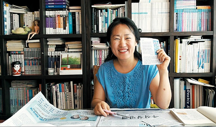 강영란(48)씨가 스크랩하려고 오려 놓은 조선일보 ‘가슴으로 읽는 시’ 코너를 들고 있다.
