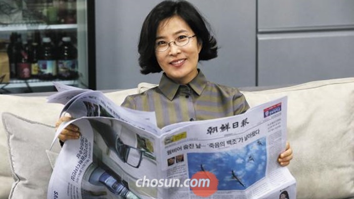 가수 이선희씨가 21일 서울 청담동 소속사 사무실에서 신문을 펼치고 있다.