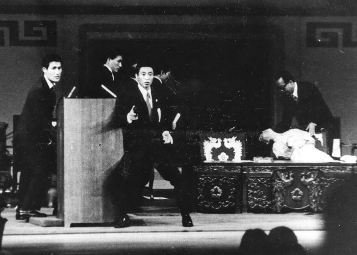 1974년 8월 15일 육영수 여사 피격 북한 지령을 받은 재일 교포 문세광이 서울 국립극장에서 대통령 부인 육영수 여사를 저격한 현장을 임희순 기자가 단독 촬영, 1974년 8월 21일 자에 공개했다. 박정희 대통령을 에워싼 채 권총을 뽑아 든 경호원들과 총을 맞고 쓰러진 육 여사 모습이 보인다. 선우휘 주필이 위기의 순간 고관들의 행태를 비판한 시론 ‘단상(壇上)에 인영(人影·사람 그림자)이 불견(不見·보이지 않음)’이 사진과 함께 실렸다.