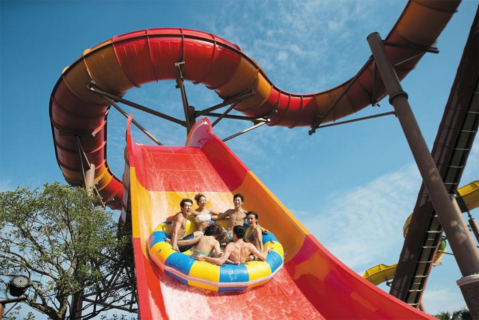 389m 짚라인으로 물 위 날고, VR로 가상 체험