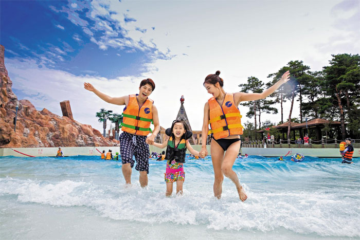 최신식 복합 슬라이드 타고 무더위 싹~