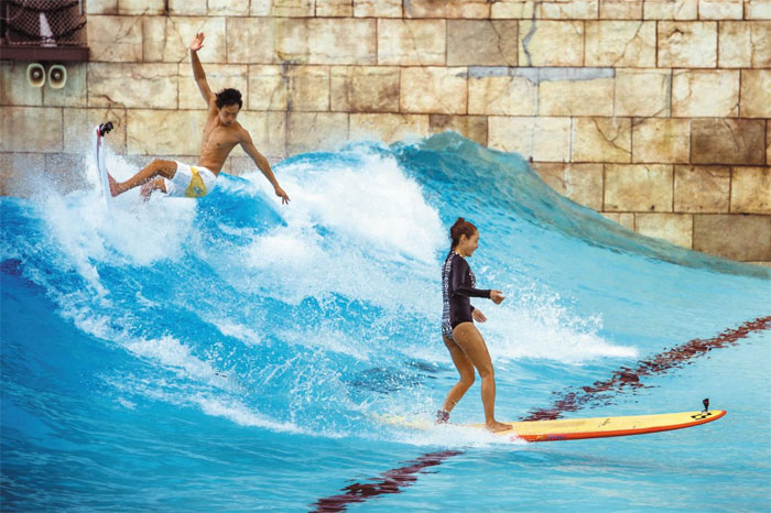 파도풀서 서핑하고, 디제이 음악 축제에 신나고