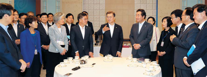 文대통령, 48일만에 국무회의 첫 주재… 茶談會에서 朴정부 각료들은 뒷줄 - 문재인 대통령이 27일 청와대에서 취임 48일 만에 국무회의를 처음 주재하기에 앞서 차담회를 가지며 이야기를 나누고 있다. 이날 참석한 국무위원 17명 중 10명이 박근혜 정부에서 임명된 각료였는데, 앞줄에는 문재인 정부에서 임명된 신임 국무위원들만 자리를 잡았다. 왼쪽부터 도종환 문화체육관광부 장관, 김현미 국토교통부 장관, 강경화 외교부 장관, 김동연 기획재정부 장관, 문 대통령, 이낙연 총리, 피우진 국가보훈처장, 김상조 공정거래위원장, 김부겸 행정자치부 장관, 김영춘 해양수산부 장관.