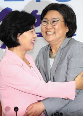 이혜훈(오른쪽) 바른정당 신임 대표가 27일 추미애 민주당 대표를 예방해 인사를 나누고 있다.