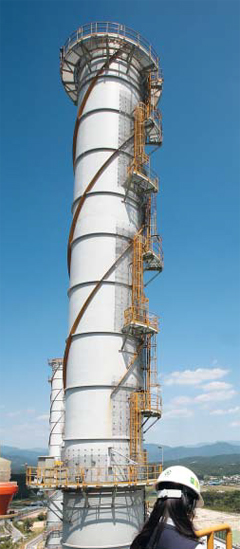 경기도 포천시 창수면에 있는 포천파워 LNG(액화천연가스) 복합화력발전소.직원이 배출 가스 오염도를 확인하고 있다.