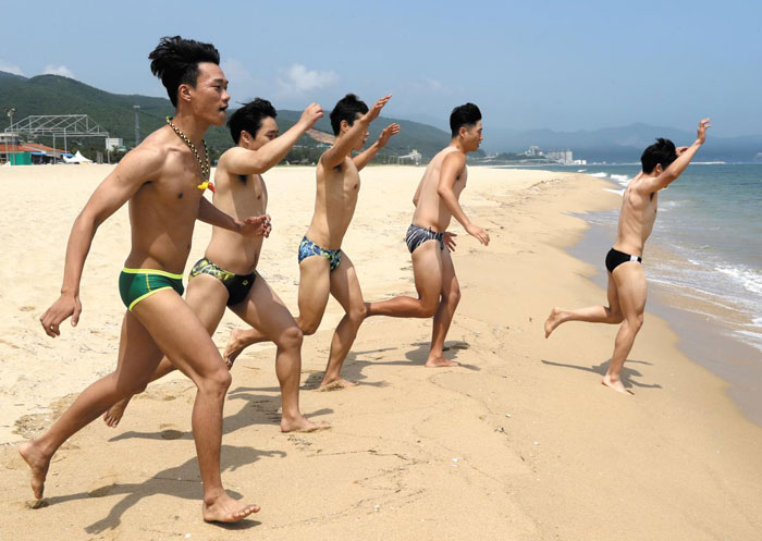 5일 강원도 동해안 망상해수욕장에서 수상인명구조원들이 바다에 뛰어들고 있다.