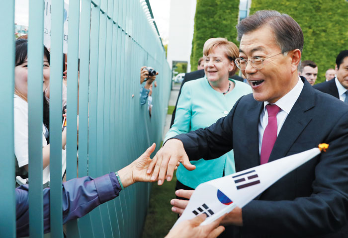 문재인 대통령과 메르켈 독일 총리가 5일(현지 시각) 베를린 총리실에서 한·독 정상회담을 마치고 나와 한국 교민들과 인사하고 있다.