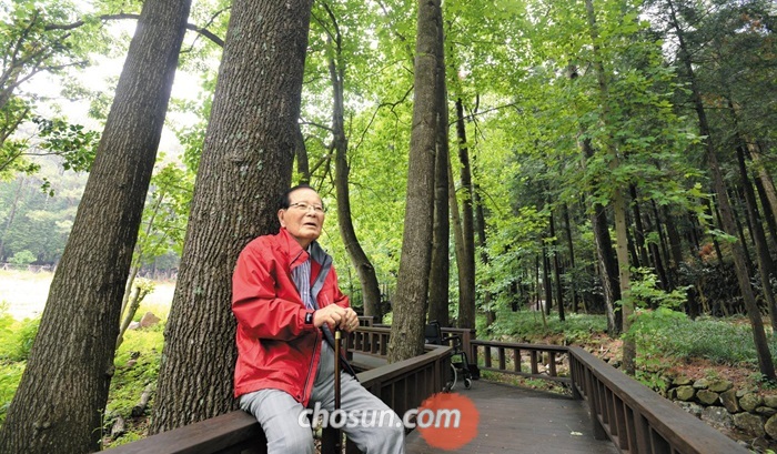 백제약품 창업주인 김기운 명예회장이 48년 동안 조성한 초당림에 기대어 쉬고 있다. 그는 올해 96세다. “사람은 언제든 나고 갑니다. 살아보니 대부분 부질없는 욕심이었습니다만, 초당림은 500년 넘게 지속되길 바랍니다.”
