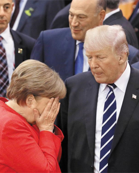 무슨말 했기에… - 7일(현지 시각) G20 정상회의 행사장에서 앙겔라 메르켈(왼쪽) 독일 총리가 도널드 트럼프 미국 대통령 앞에서 손으로 얼굴을 감싼채 고개를 숙이고 있다.