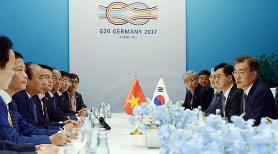 문재인 대통령이 7일 오후(현지시간) 주요 20개국(G20) 정상회의가 열린 독일 함부르크 메세에서 응웬 쑤언 푹 베트남 총리와 양자회담을 하고 있다. / 사진=연합뉴스