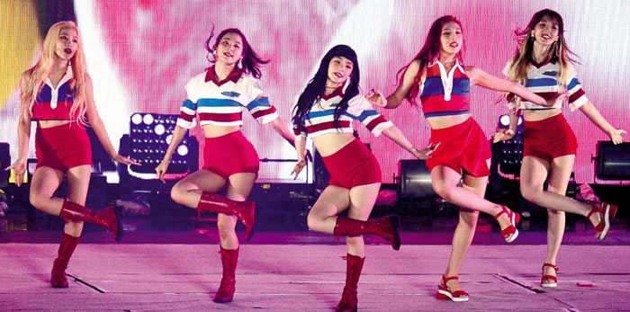 레드벨벳이 8일‘SM타운 콘서트’에서‘빨간 맛’을 부르고 있다.