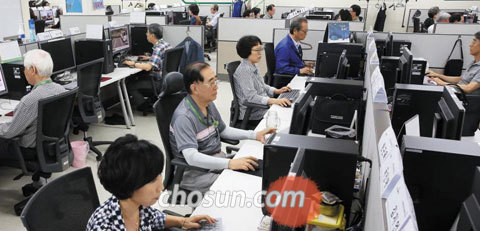 IT 기업‘에버영코리아’의 성남센터에서는 55세 막내부터 82세 큰형님까지 할아버지·할머니 70여명이 컴퓨터 작업을 하고 있다.
