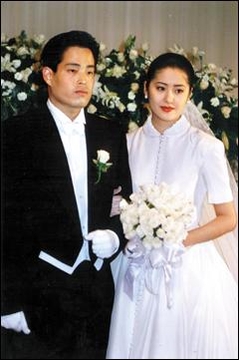  정용진 신세계 부회장과 배우 고현정씨는 결혼 8년 6개월여만에 파경을 맞았다. 95년 5월 24일 전쟁기념관 내 전우회관에서 열린 결혼식 모습./조선일보DB
