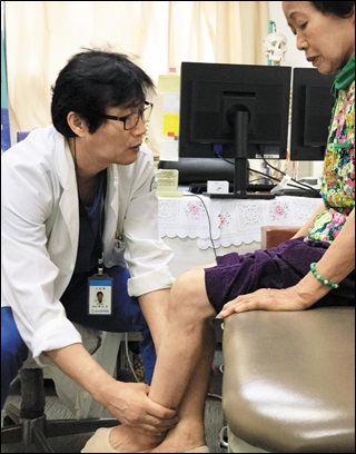전남 고흥군 녹동현대병원의 백인규 원장이 이복순씨를 진료하고 있다.